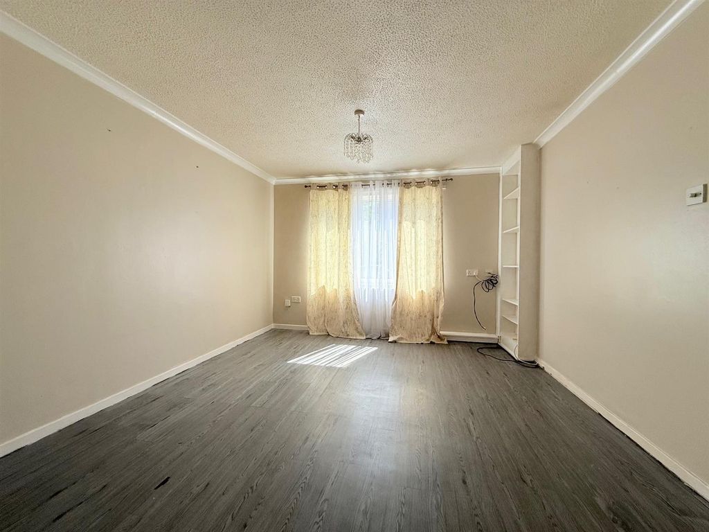 Property photo 3 of 13 Lounge