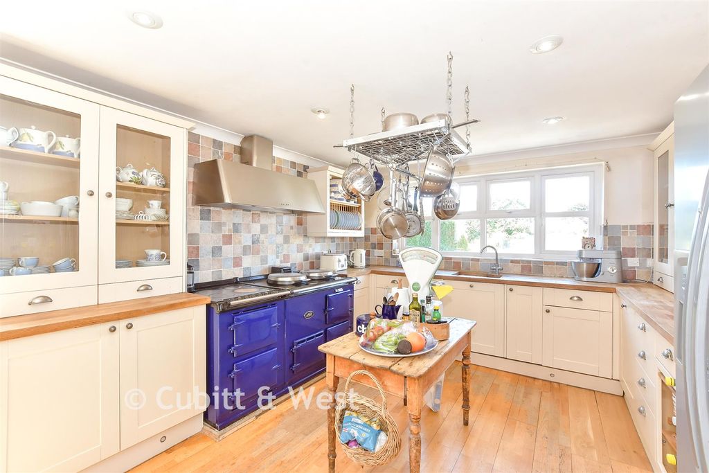 Property photo 3 of 20 Kitchen