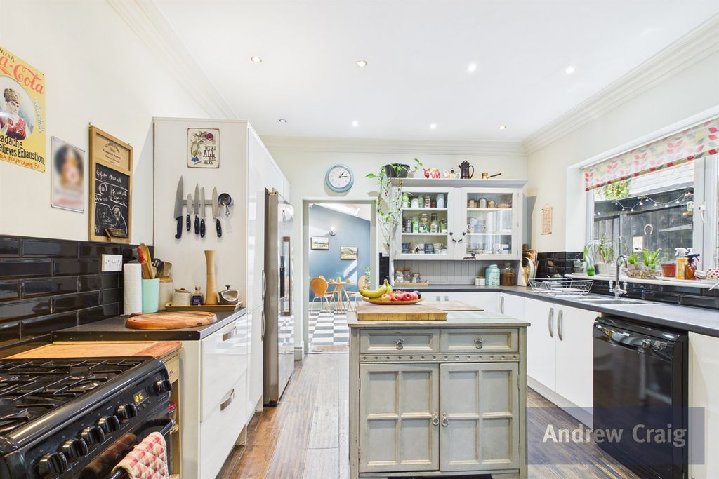 Property photo 3 of 25 Kitchen