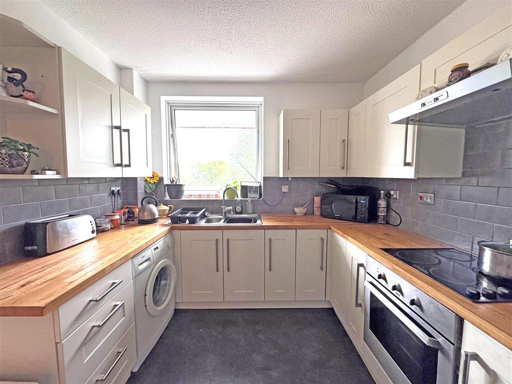 Property photo 3 of 13 6E.Jpg