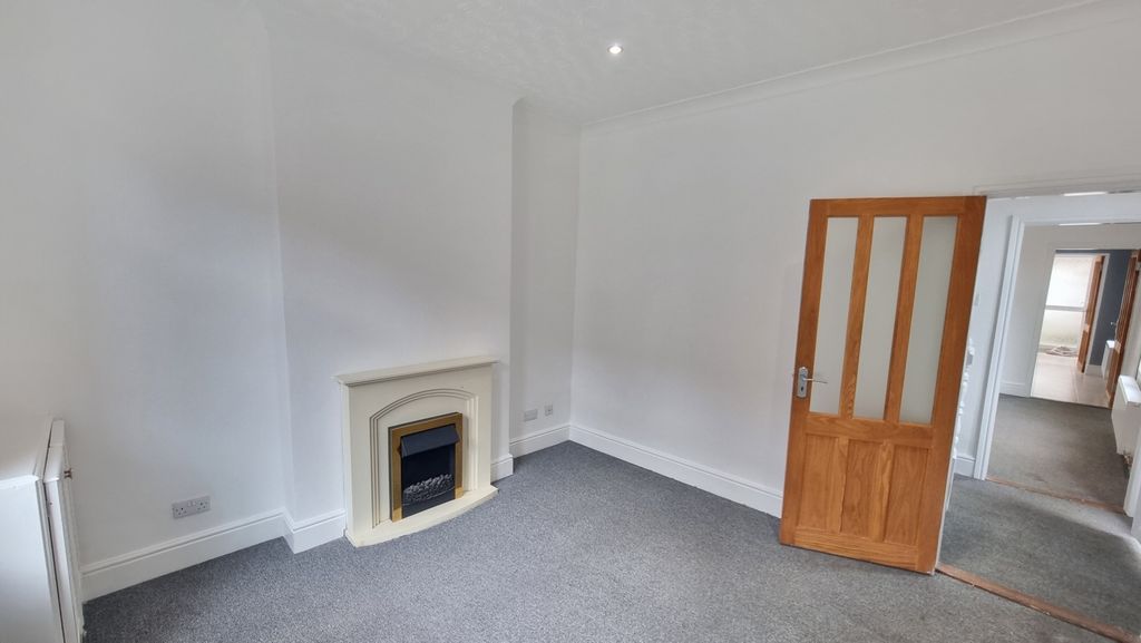 Property photo 3 of 17 Lounge