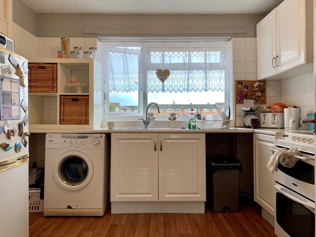 Property photo 3 of 6 Kitchen