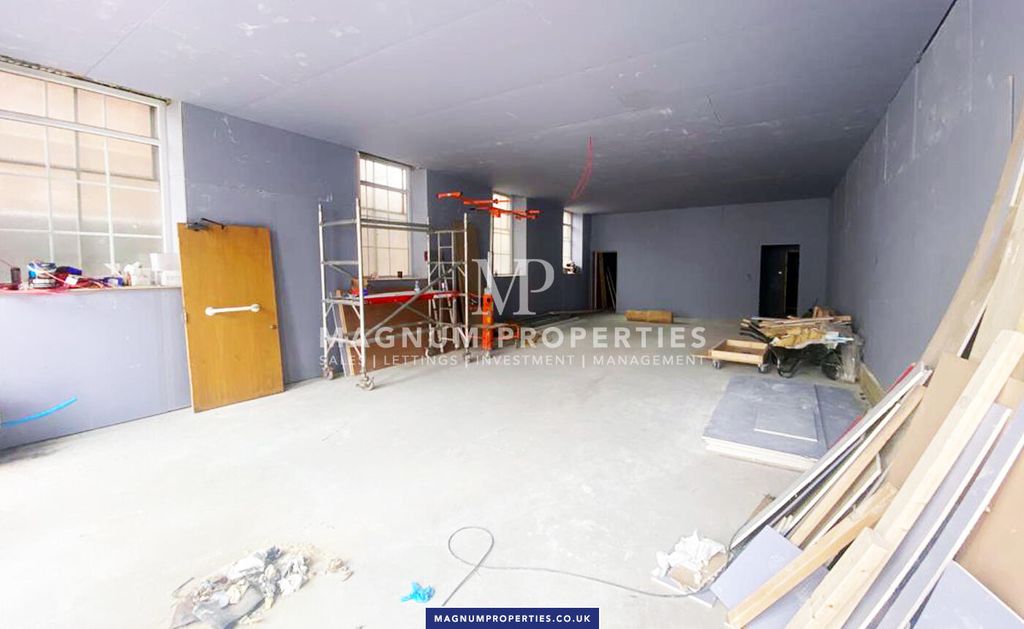 Property photo 1 of 6 Garage