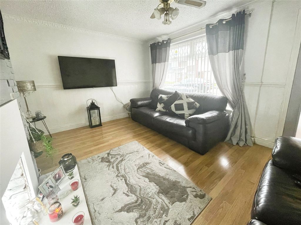 Property photo 3 of 14 Lounge