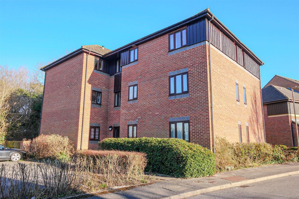 Property photo 1 of 8 Approach