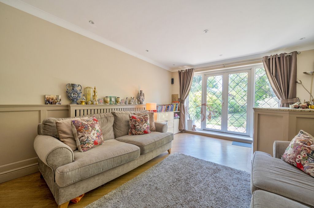Property photo 3 of 23 1334770-15-689Ae2...