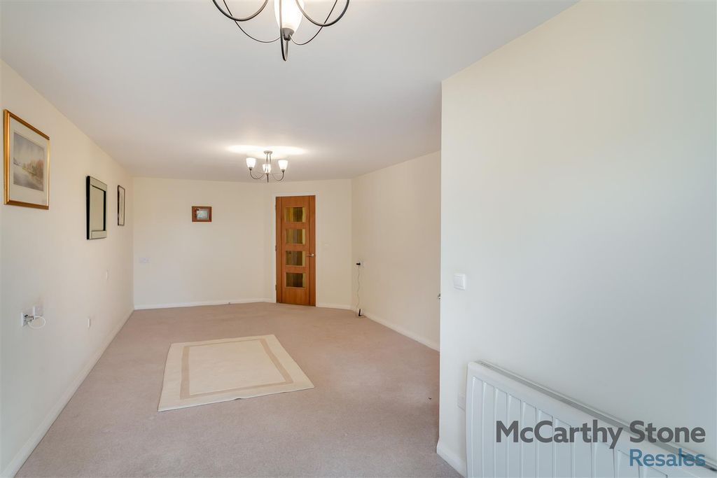 Property photo 3 of 16 8657088-Interior13.Jpg