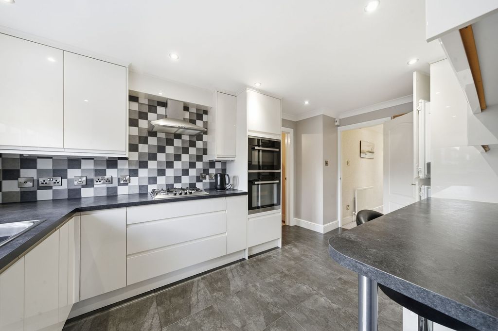 Property photo 2 of 21