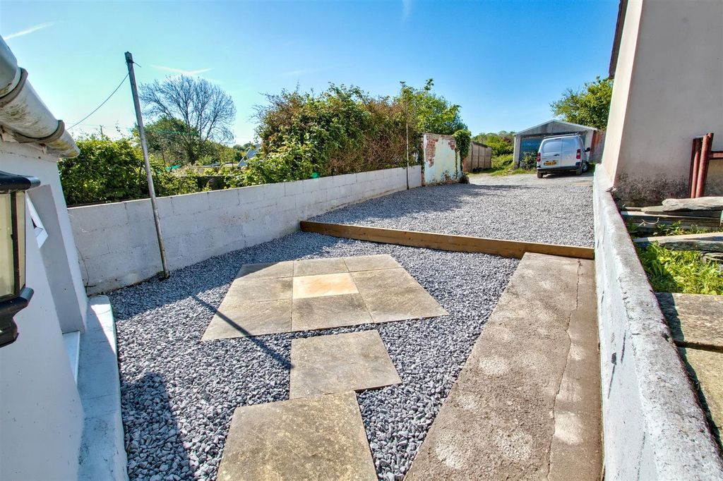 Property photo 2 of 31 Garden/Parking