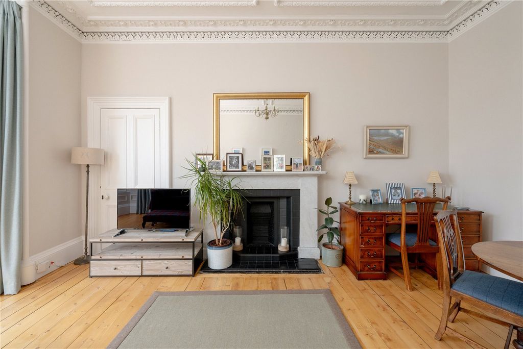 Property photo 3 of 21 Sitting Room