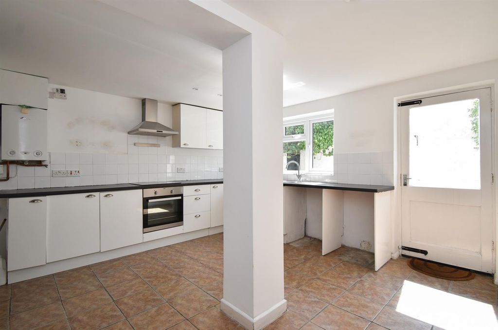 Property photo 3 of 18 Kitchen