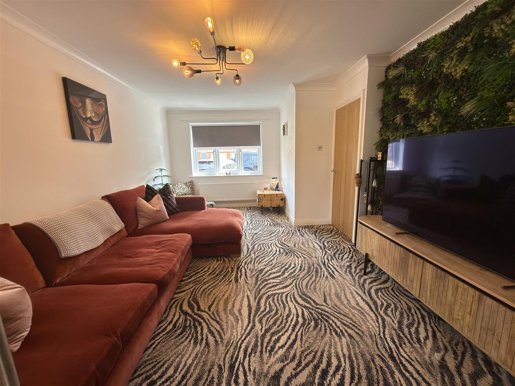 Property photo 3 of 14 Lounge