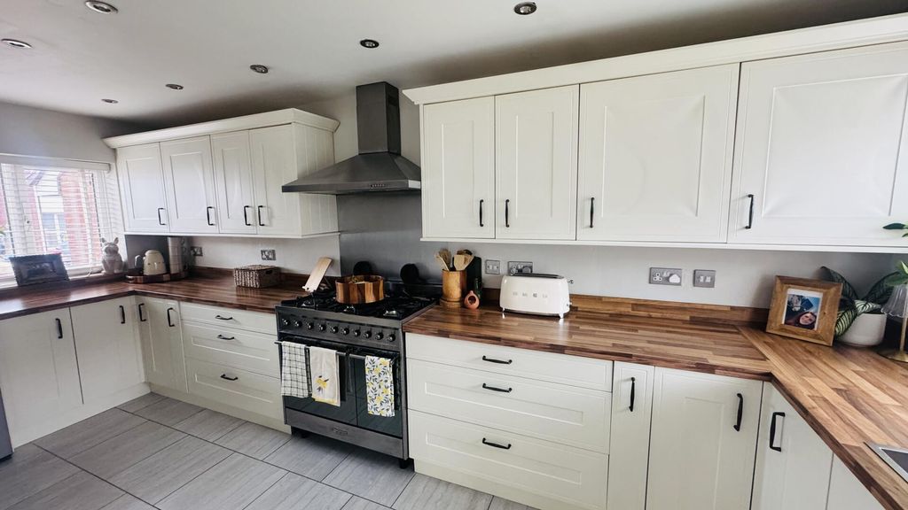 Property photo 3 of 12 Kitchen