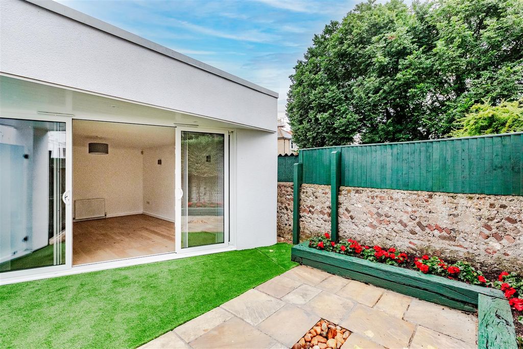 Property photo 1 of 16 Garden