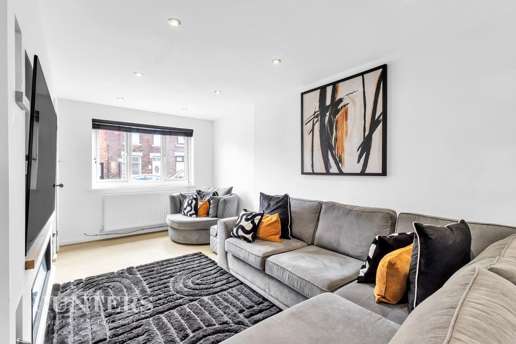 Property photo 3 of 19 Lounge