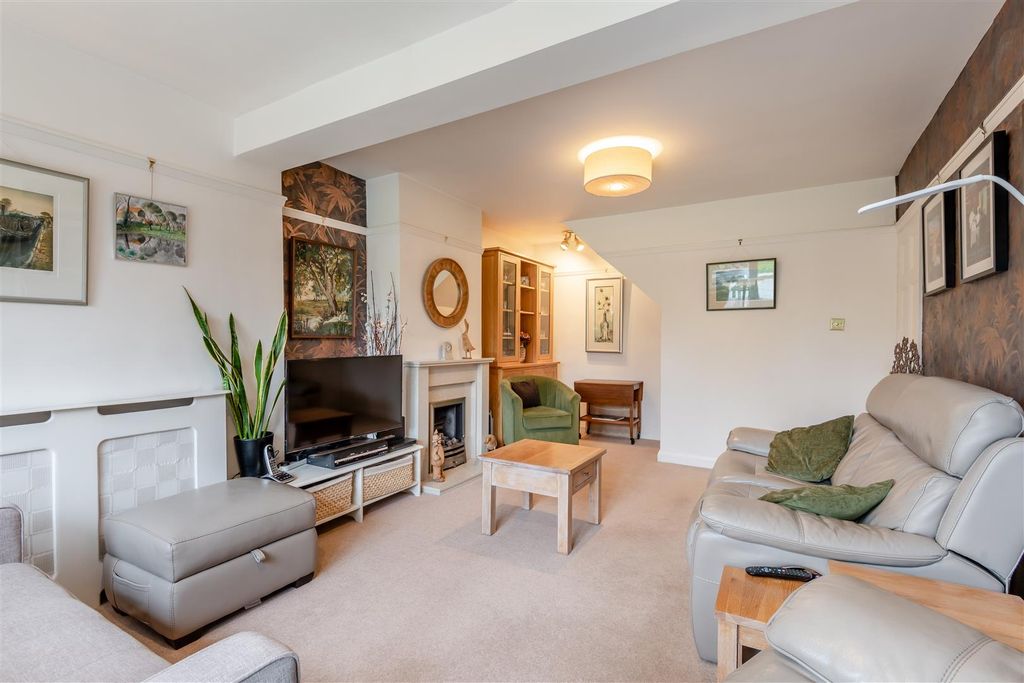 Property photo 3 of 22 Lounge