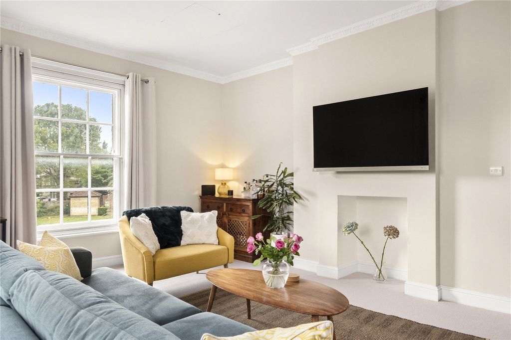 Property photo 3 of 14 Sitting Room