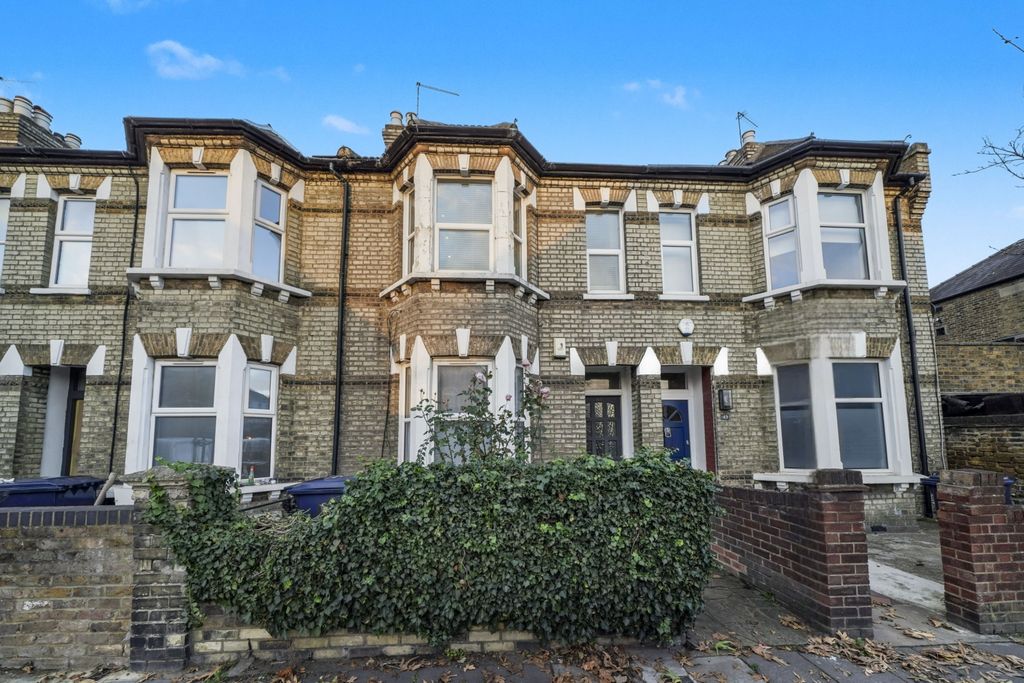 Property photo 1 of 12 First Floor Flat, 47A Lower Boston Road, Hanwell, London, W7 3Tp