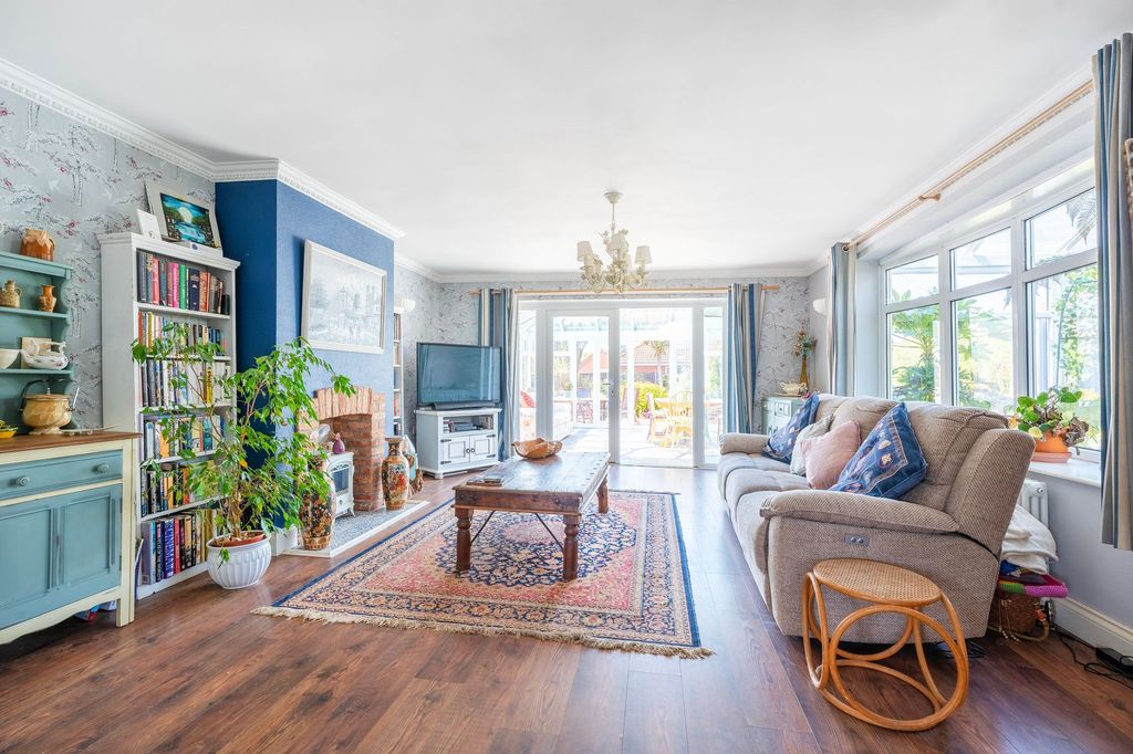 Property photo 3 of 28