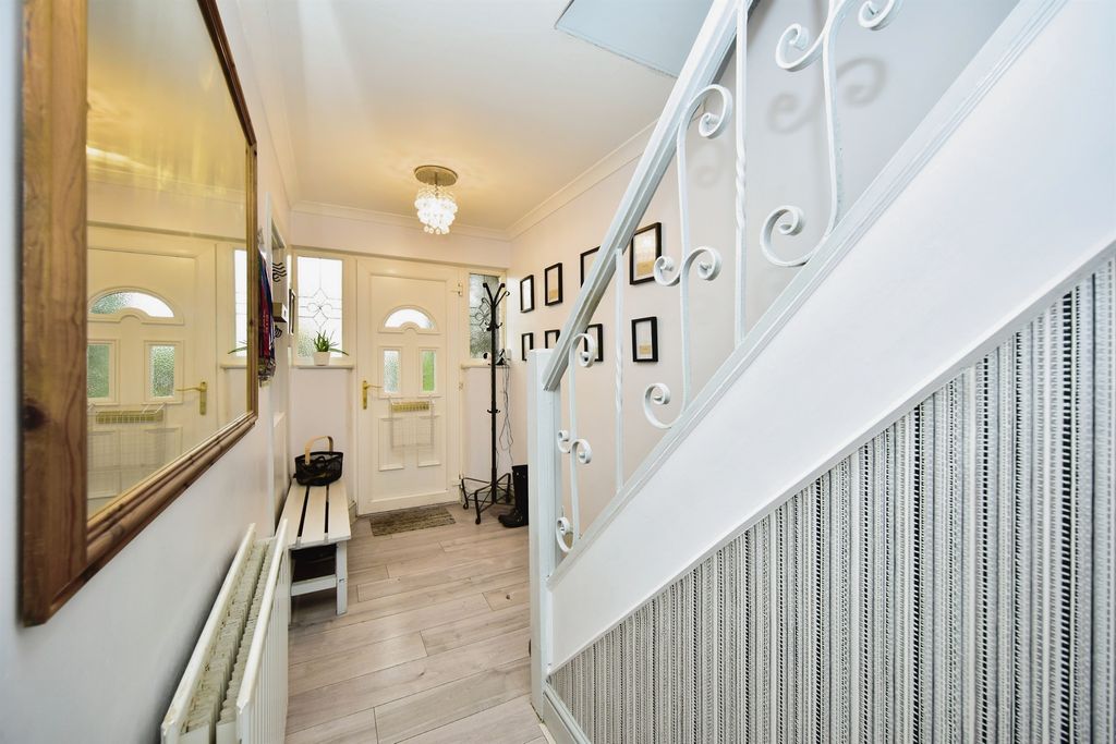 Property photo 2 of 17 Entrance Hallway