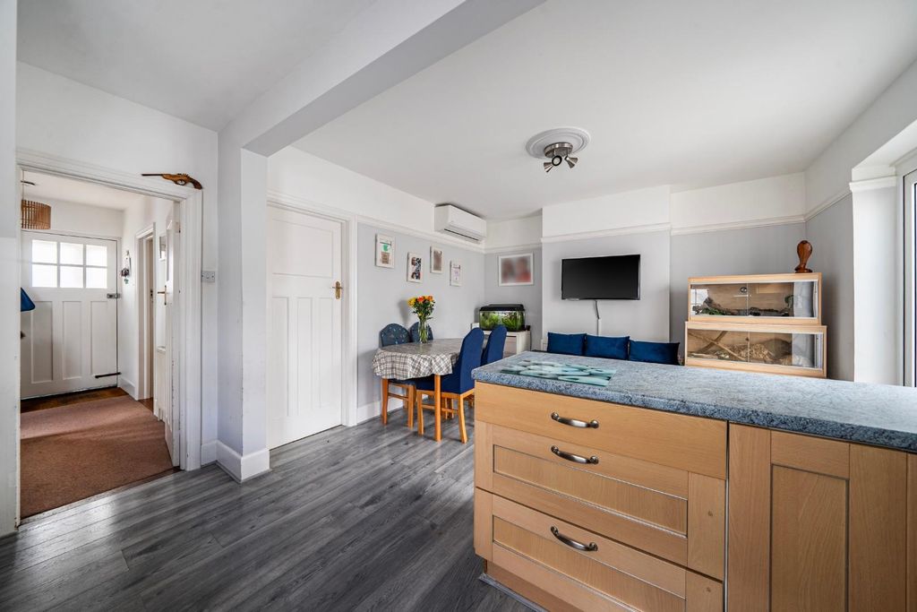 Property photo 3 of 15 1-69Ca97Eb80A6d-1433985-11-69Ca5cc770Bdc-1.Jpg