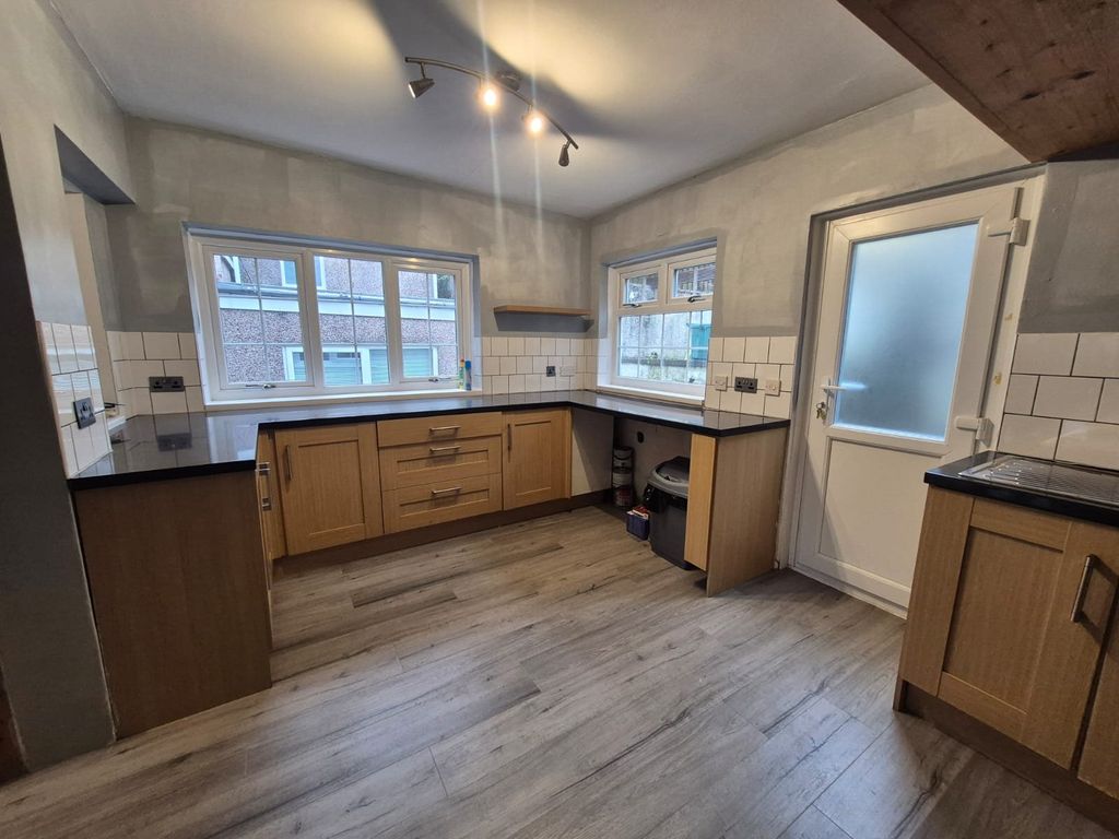 Property photo 2 of 11 Kitchen