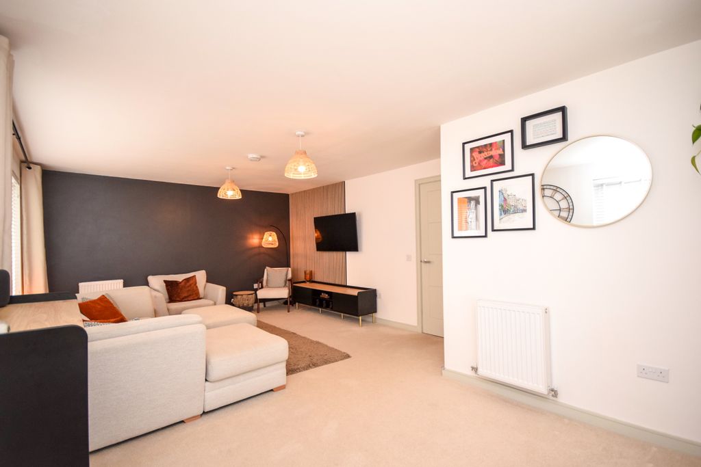 Property photo 2 of 27