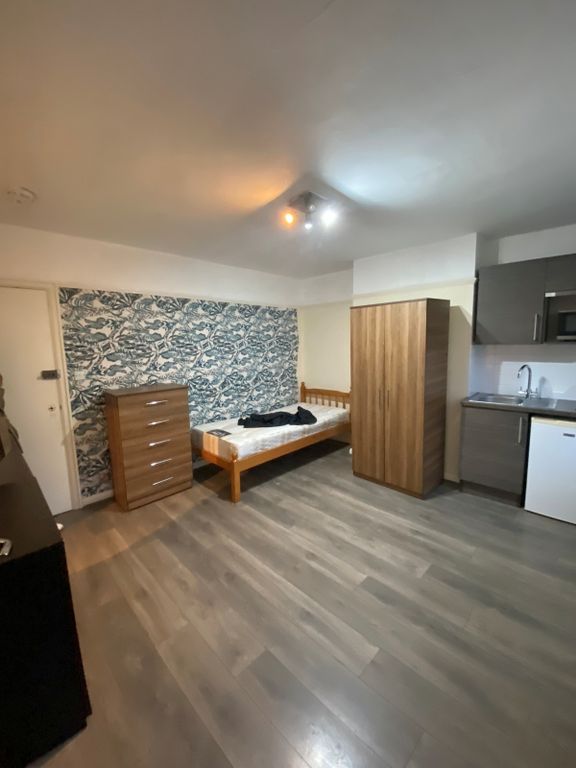 Property photo 1 of 3 Room Rent