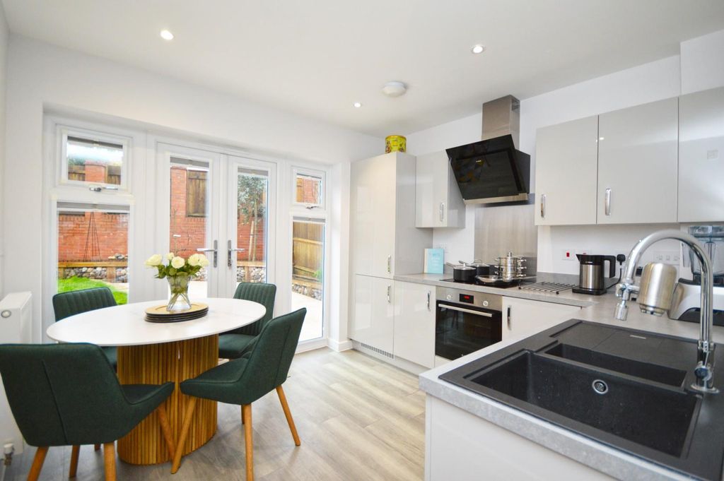 Property photo 2 of 20 Kitchen/Dining Room