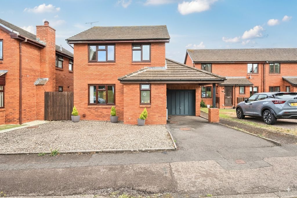 Property photo 1 of 17 2 Bridle Road Front.Jpeg