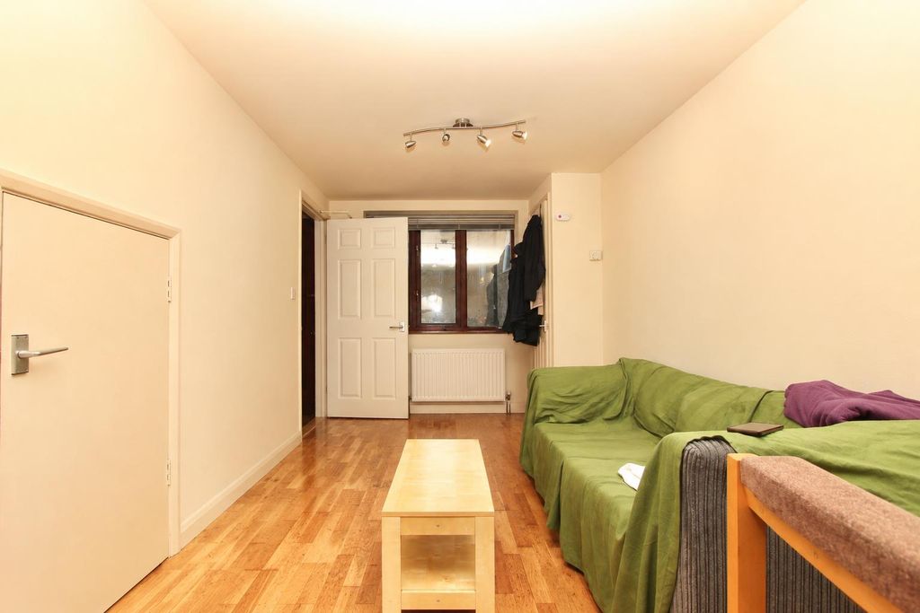 Property photo 3 of 7 Manley Court, N16