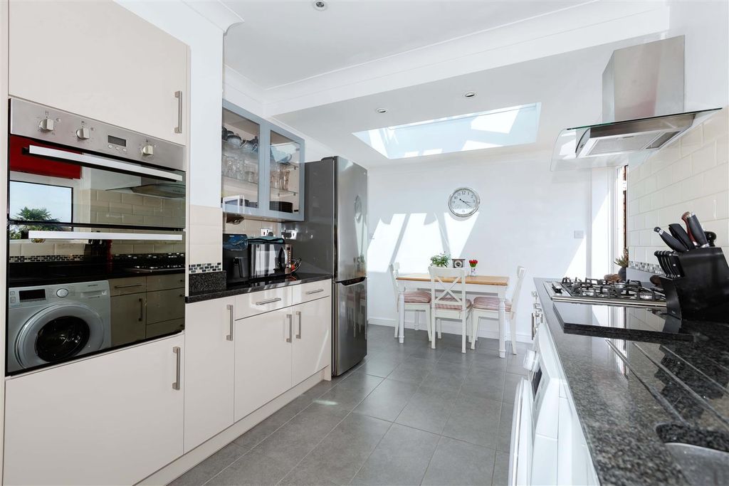 Property photo 2 of 19 Maple Close_33.Jpg