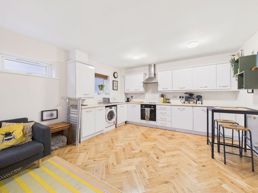 Property photo 3 of 11 Kitchen