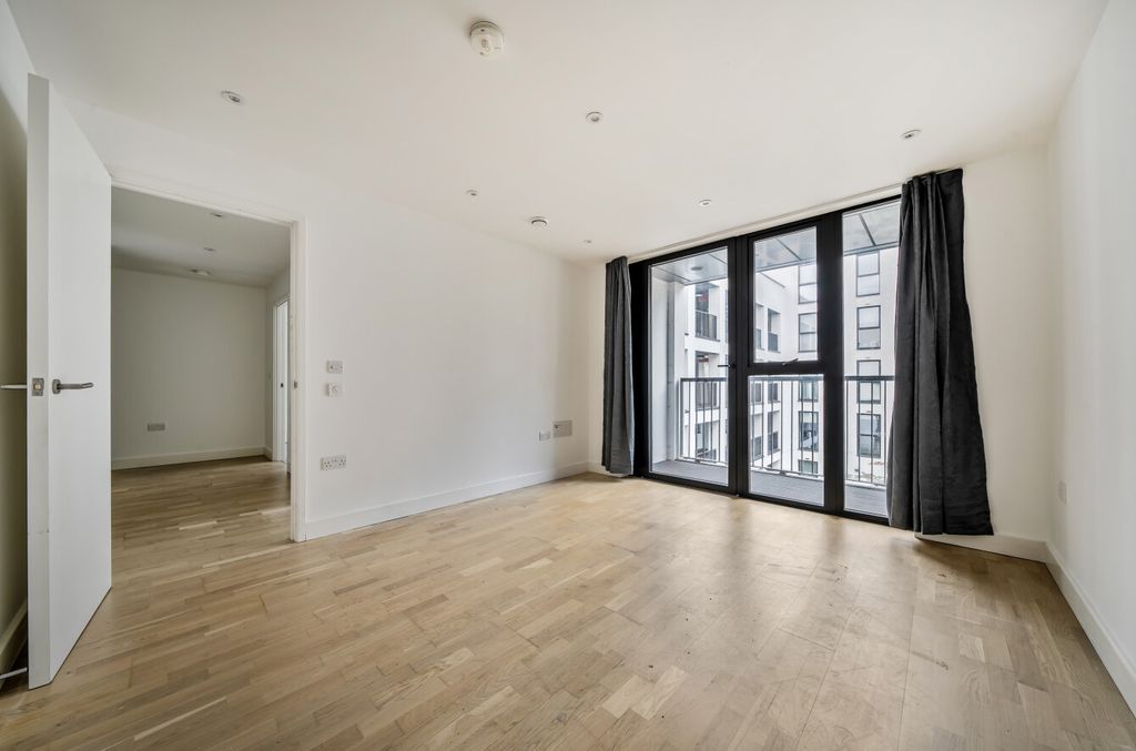 Property photo 2 of 11 1371168-8-68F7Af2...