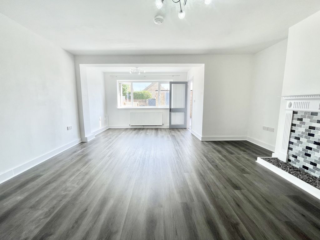 Property photo 3 of 16 Photo 1
