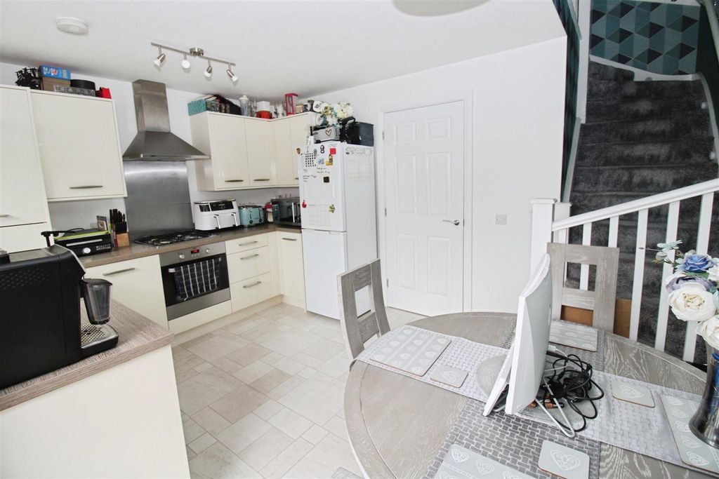 Property photo 2 of 18 Dining Kitchen