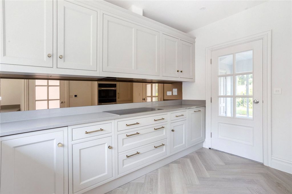 Property photo 3 of 10 Kitchen