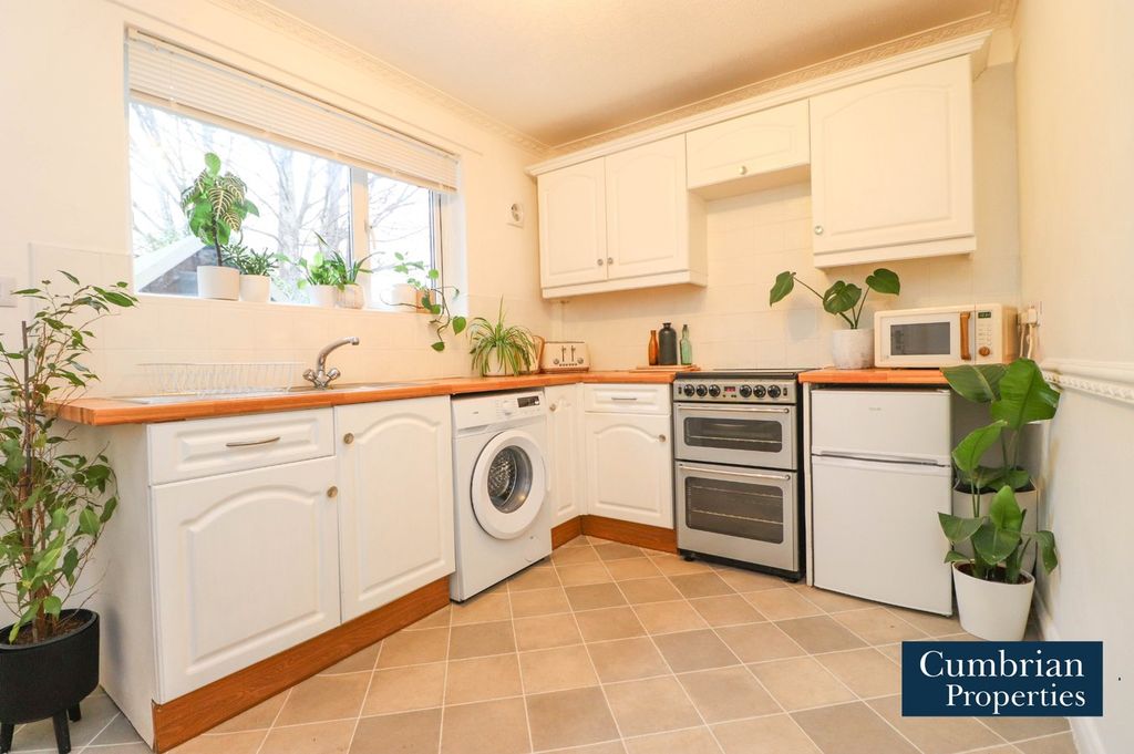 Property photo 2 of 18 Dining Kitchen