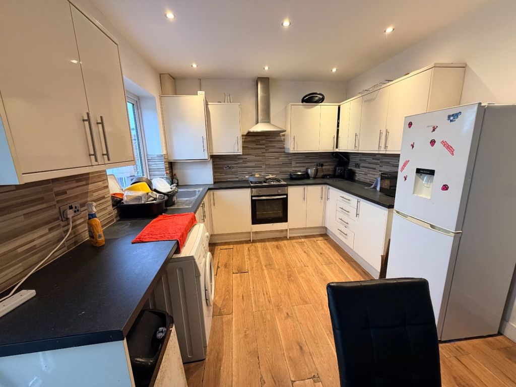 Property photo 2 of 8 4859841