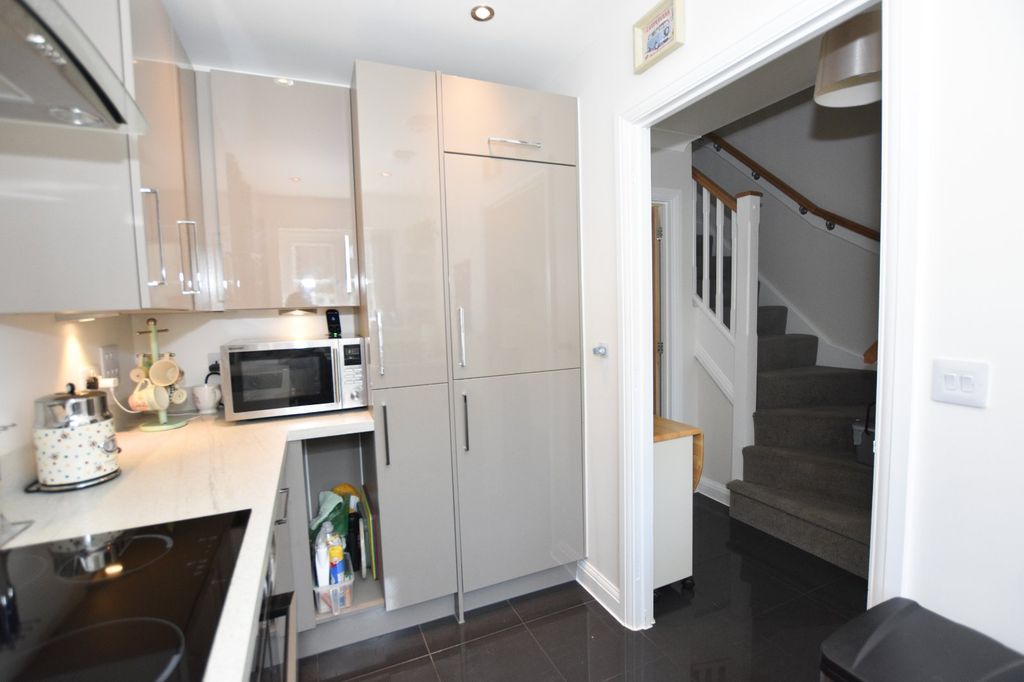 Property photo 3 of 17 Kitchen