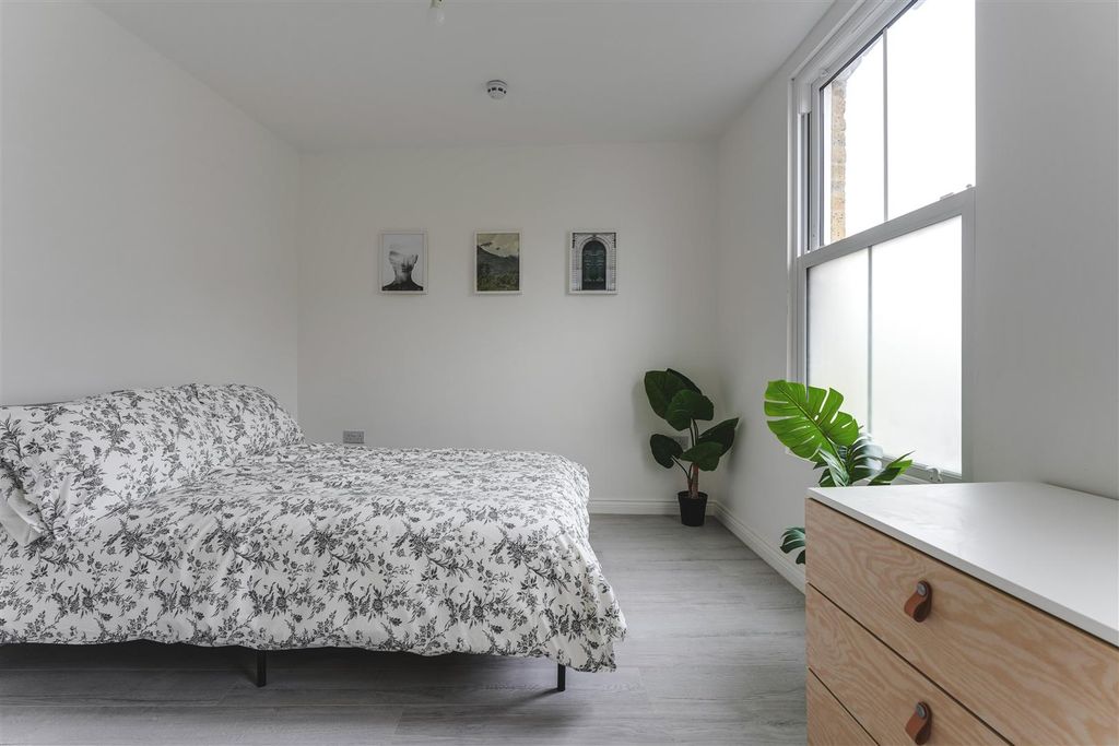 Property photo 3 of 12 1-3 Chatsworth Road (Studios)-12.Jpg