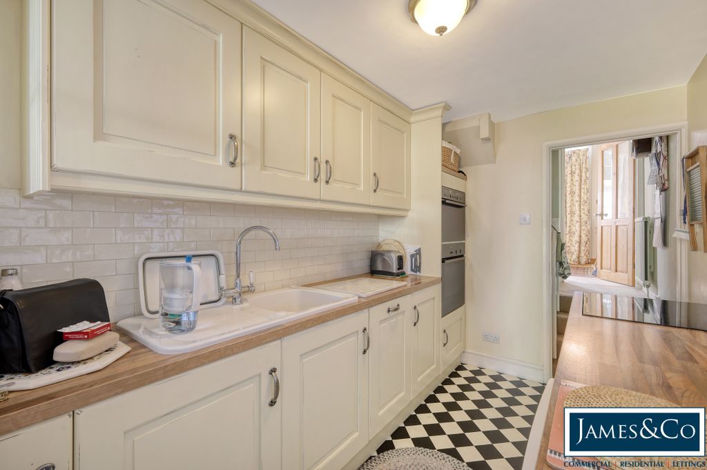 Property photo 3 of 17 45Theclosem
