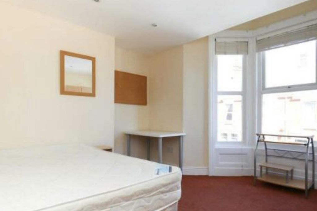 Property photo 3 of 10 Bed 2.Jpg