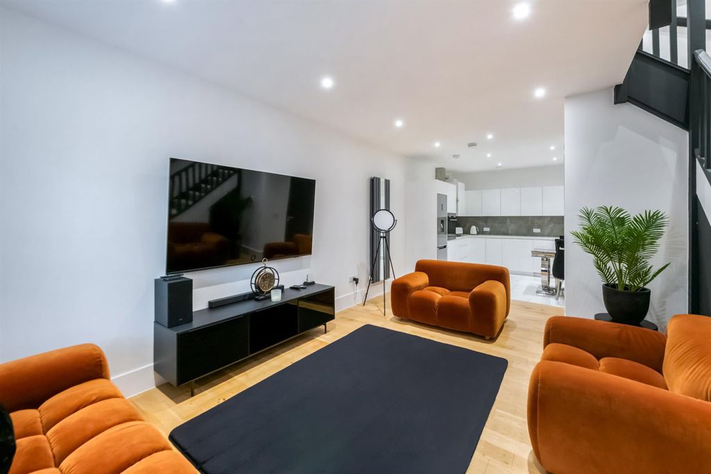 Property photo 2 of 32 Lounge