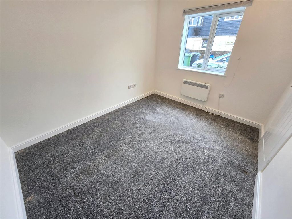 Property photo 2 of 6 Bedroom