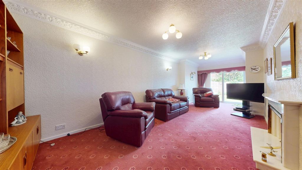 Property photo 2 of 21 Carter Avenue Living Room
