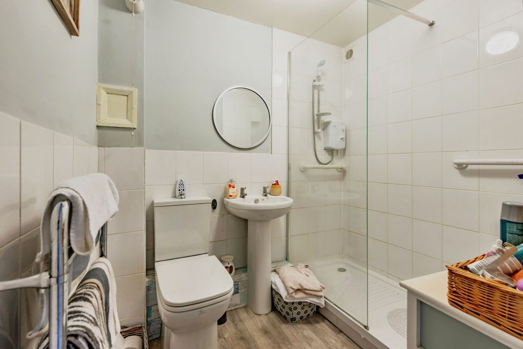 Additional image 16 of 1 bed property for saleHigh Street, Lingfield RH7