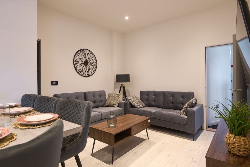 Property photo 1 of 11 Hr-Livingarea-001