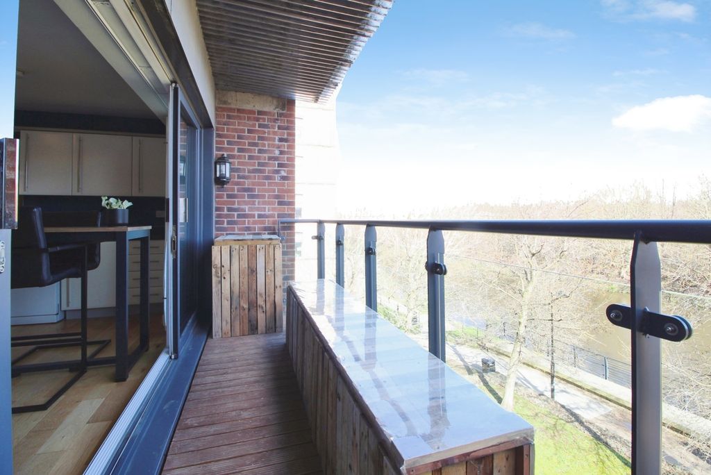 Property photo 2 of 16 Balcony