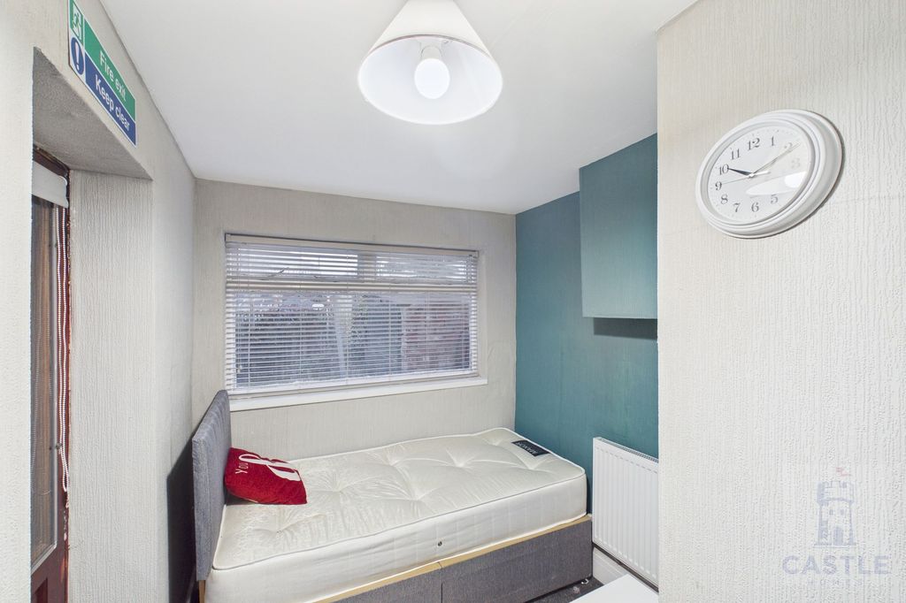 Property photo 1 of 8 Bedroom 4 (Ground Floor)